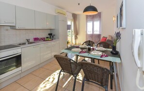 Een koelkast, een kookplaat