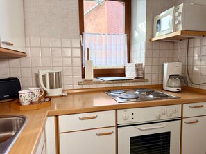 Frigorífico, microondas, horno y lavavajillas