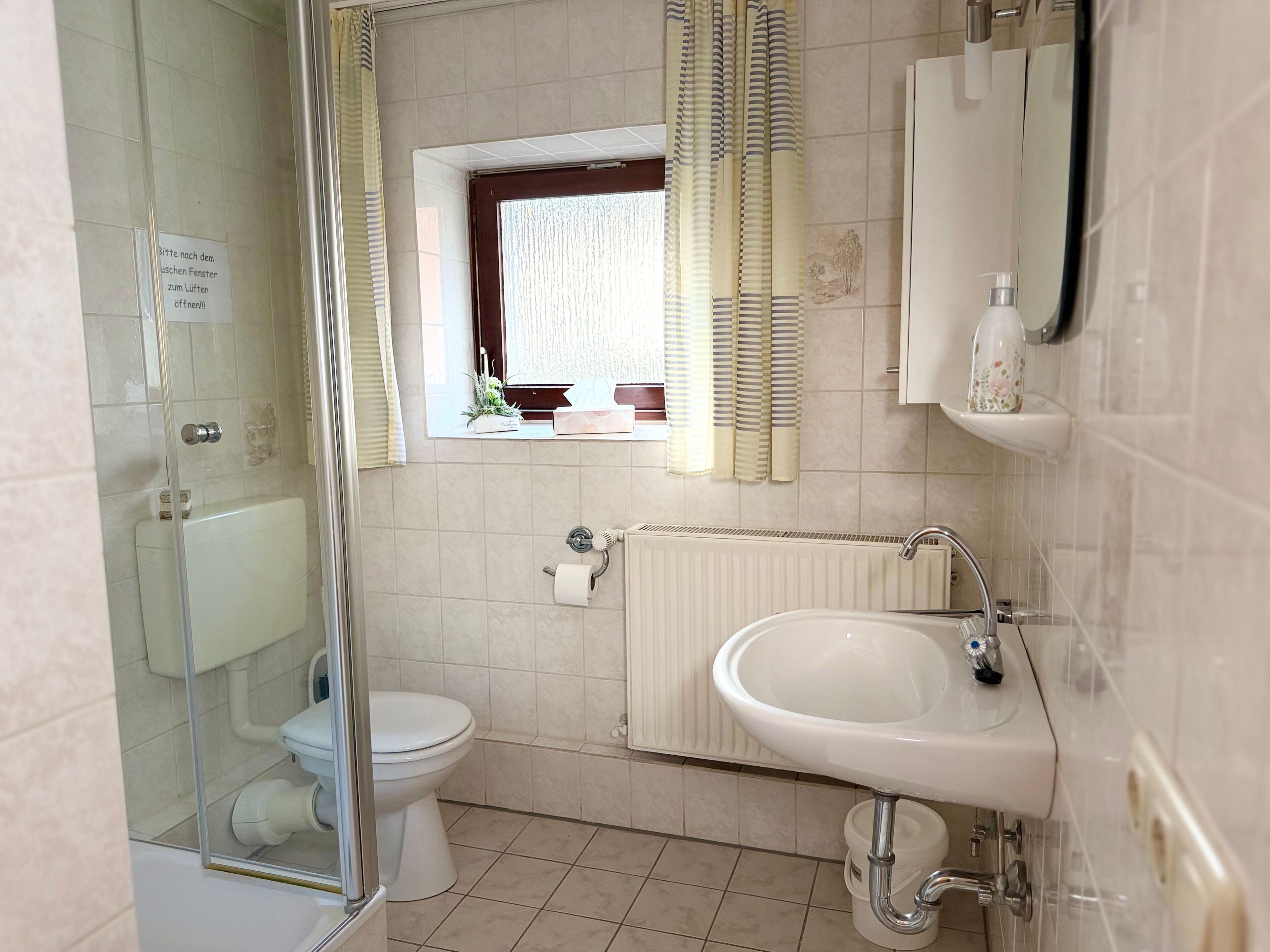 Douche, séchoir à cheveux, serviettes fournies