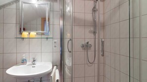 Douche, sèche-cheveux, serviettes fournies