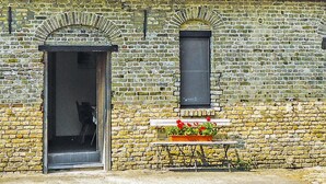 A brick building with a door and a window. - Cozy apartment in Diksmuide with WiFi (Diksmuide)