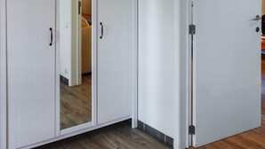 A room with a wardrobe, a door, and a wooden floor. - Cozy apartment in Diksmuide with WiFi (Diksmuide)
