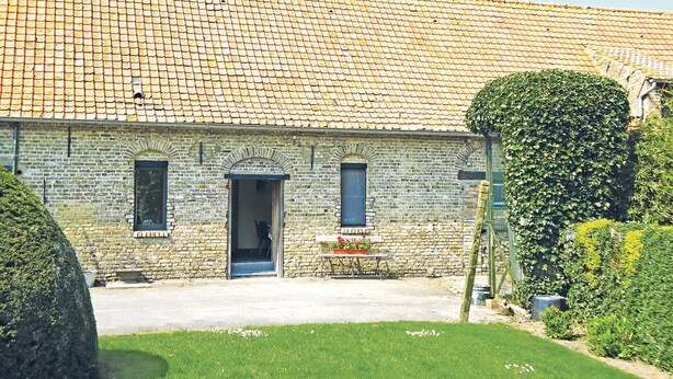 A stone building with a tiled roof, a central door, and two windows. - Cozy apartment in Diksmuide with WiFi (Diksmuide)