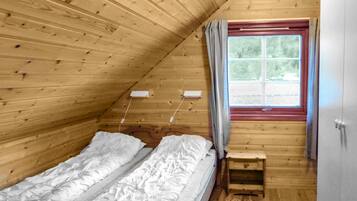 3 bedrooms, travel crib, free WiFi, bed sheets
