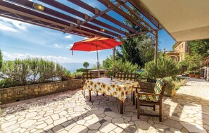 Outdoor dining - Beautiful apartment in Kolavici (Kolavici)