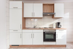 Kühlschrank, Wasserkocher mit Kaffee-/Teezubehör, Wasserkocher, Toaster