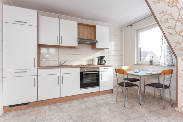 Kühlschrank, Wasserkocher mit Kaffee-/Teezubehör, Wasserkocher, Toaster