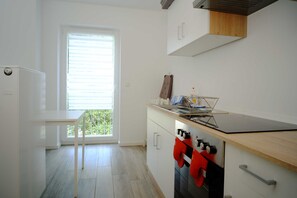 Kühlschrank, Mikrowelle, Ofen, Wasserkocher mit Kaffee-/Teezubehör