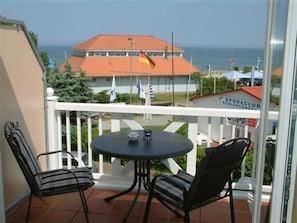 Outdoor dining - (190) 3-room apartment lake view - Apartment house Baltic Sea beach (Kühlungsborn)