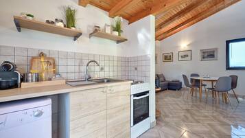 Fridge, oven, stovetop, dishwasher