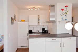 ثلاجة، فرن، غسالة أطباق، ماكينة لصنع القهوة/الشاي