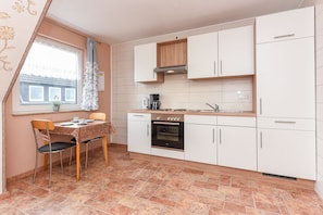 Kühlschrank, Wasserkocher mit Kaffee-/Teezubehör, Wasserkocher, Toaster