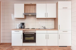 Kühlschrank, Wasserkocher mit Kaffee-/Teezubehör, Wasserkocher, Toaster