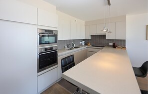 Een koelkast, een kookplaat, een vaatwasser