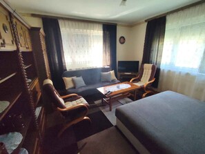 TV - Holiday home in a quiet location with terrace (Agárd)