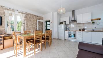 Fridge, stovetop, dishwasher, coffee/tea maker