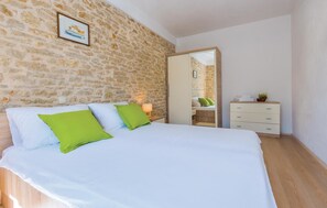 2 bedrooms, travel crib, free WiFi, bed sheets - Awesome home in Necven (Necven)