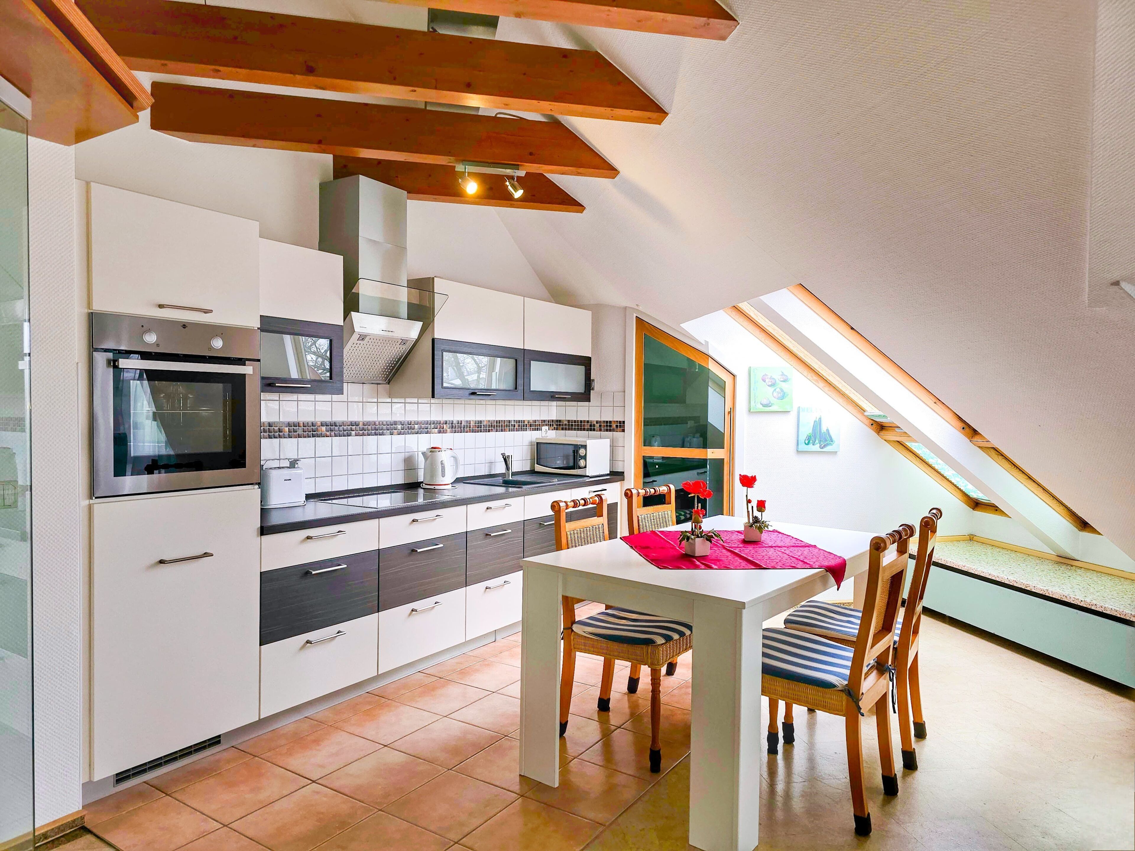 Jääkaappi, mikroaaltouuni, uuni, astianpesukone