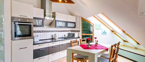 Jääkaappi, mikroaaltouuni, uuni, astianpesukone