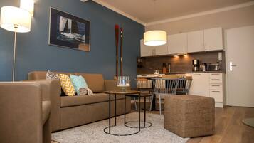 Een televisie en een open haard