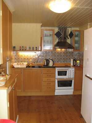 Kylskåp, mikrovågsugn, ugn och barnstol