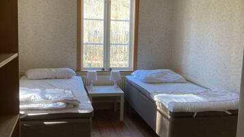 4 sovrum, skrivbord, resesäng och wi-fi