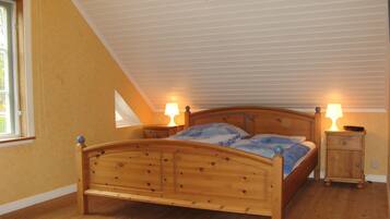 4 bedrooms, desk, travel crib, WiFi