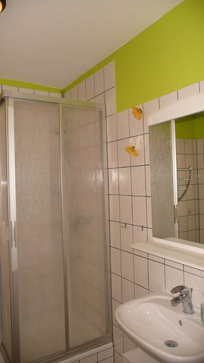Shower, towels - Holiday apartment - Nele (Kargow)