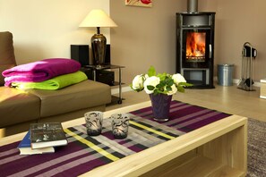 TV, fireplace