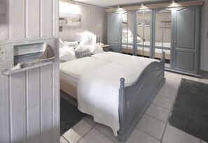 2  عدّة غرف نوم وخزنة داخل الغرفة وسرير سفر وواي فاي