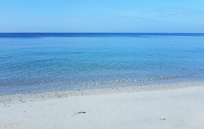 A beach with clear blue water and a sandy shore. - Beautiful home in Clohars Carnoet (Clohars Carnoet)