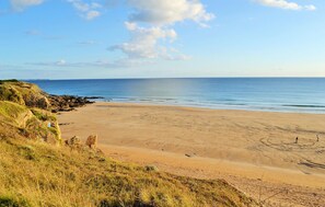 A beach with a rocky coastline and a grassy area. - Beautiful home in Clohars Carnoet (Clohars Carnoet)