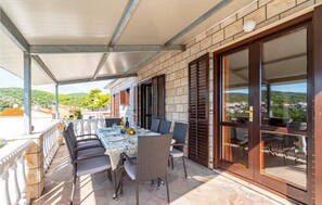 Outdoor dining - 4 bedroom amazing apartment in Cara (Cara)