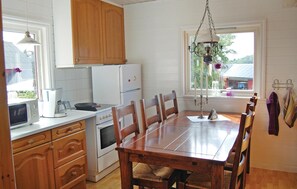 ثلاجة، موقد طهي مسطح، غسالة أطباق، ماكينة لصنع القهوة/الشاي