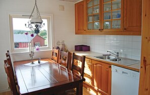 Fridge, stovetop, dishwasher, coffee/tea maker - 3 bedroom gorgeous home in Farsund (Farsund)