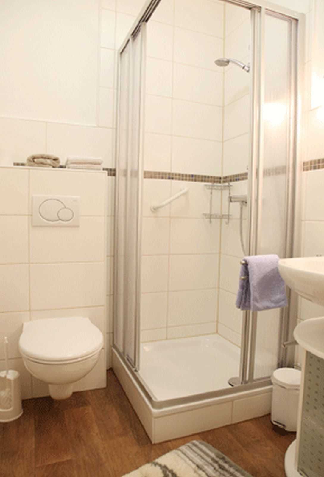 Dusche, Haartrockner, Handtücher, Seife
