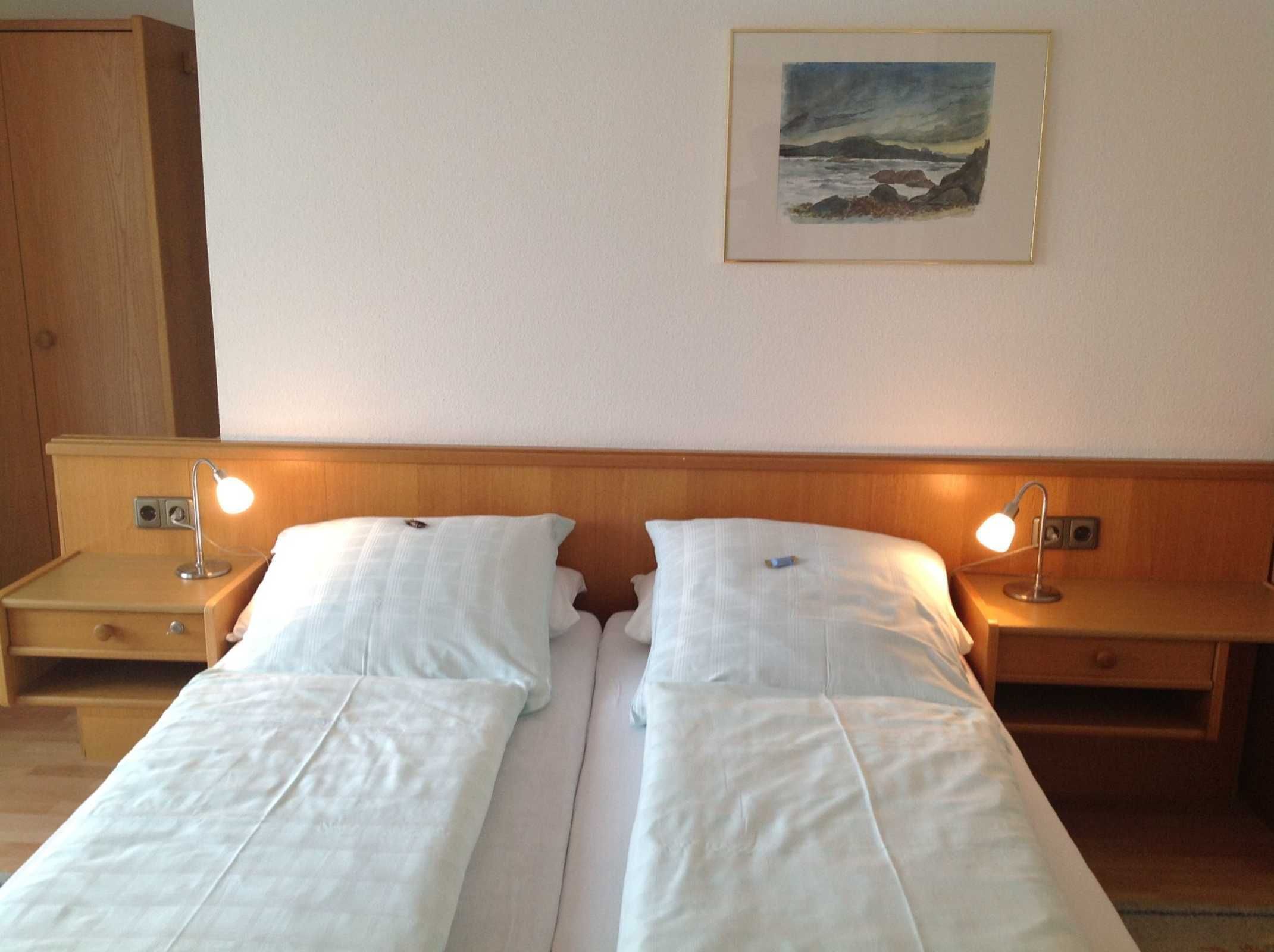 2 bedrooms, desk, WiFi, bed sheets