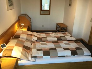 2 Schlafzimmer, Schreibtisch, Reisekinderbett, WLAN