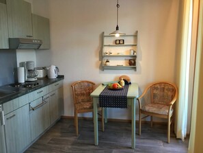 Kühlschrank, Mikrowelle, Wasserkocher mit Kaffee-/Teezubehör