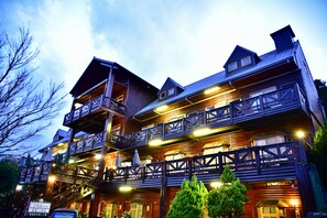 Depan hartanah - siang/malam