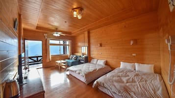 Habitació quàdruple Deluxe | Escriptori, cortines opaques, wifi gratuïta i roba de llit