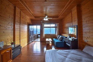 Desk, blackout drapes, free WiFi, bed sheets - Beverly B&B (Ren'ai)