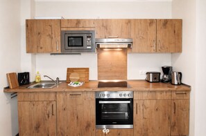 Kühlschrank, Mikrowelle, Ofen, Geschirrspüler