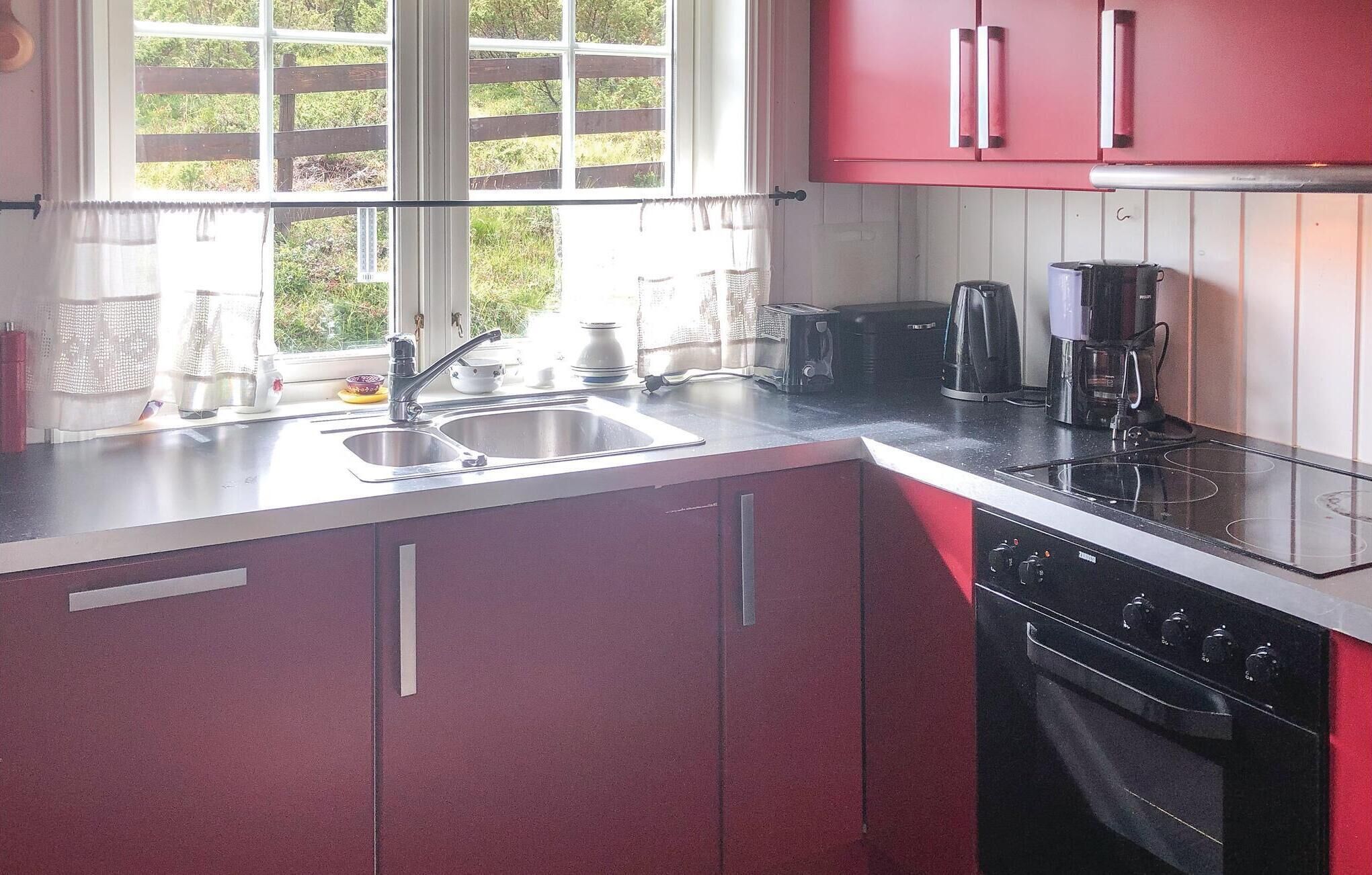 Een koelkast, een kookplaat, een vaatwasser