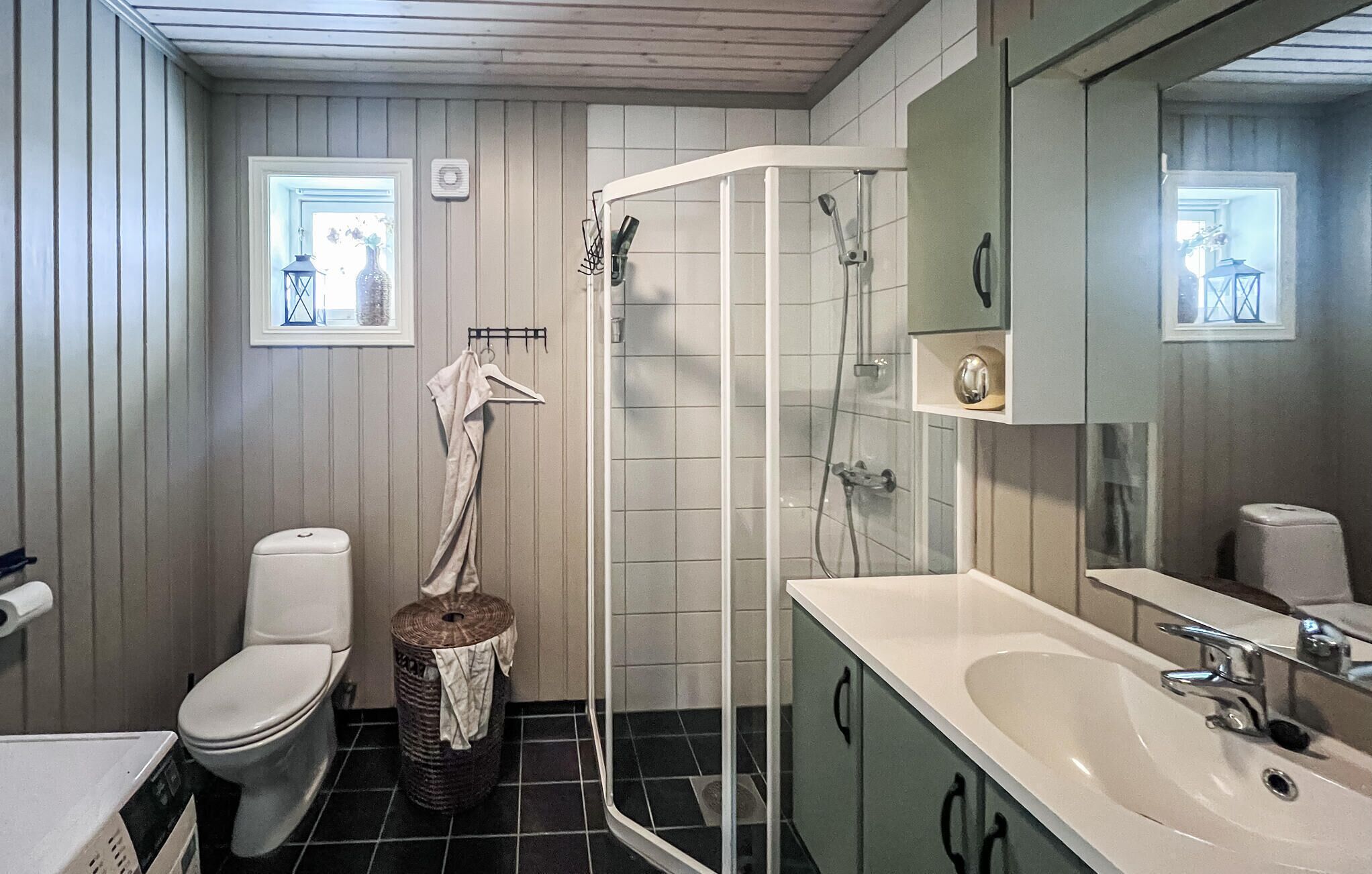 Un baño con inodoro, ducha y lavamanos.