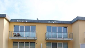 A two-story building with balconies named 'Balkon Igelring'.