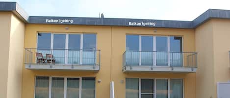 A two-story building with balconies named 'Balkon Igelring'.