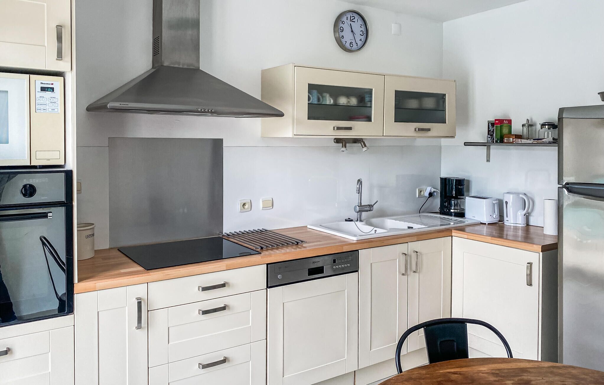 Réfrigérateur, plaque de cuisson, lave-vaisselle, cafetière/bouilloire