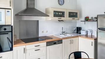 Réfrigérateur, plaque de cuisson, lave-vaisselle, cafetiÚre/bouilloire