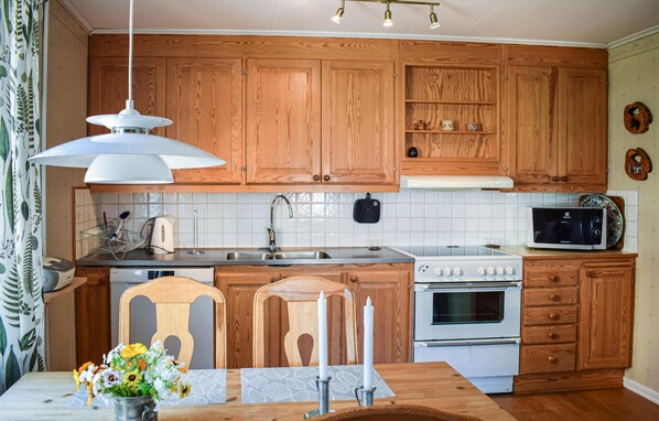 Réfrigérateur, four à micro-ondes, surface de cuisson, lave-vaisselle